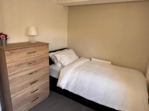 5 Bedroom Cosy Bloxwich Stay - WiFi & Free Parking